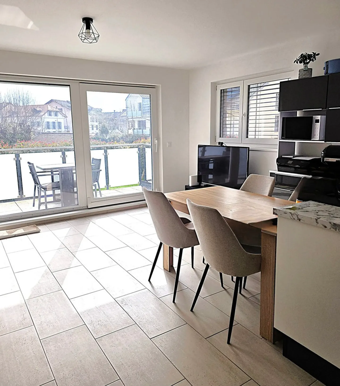 Modern Apartment with Mountain View - Photo 2 of 7