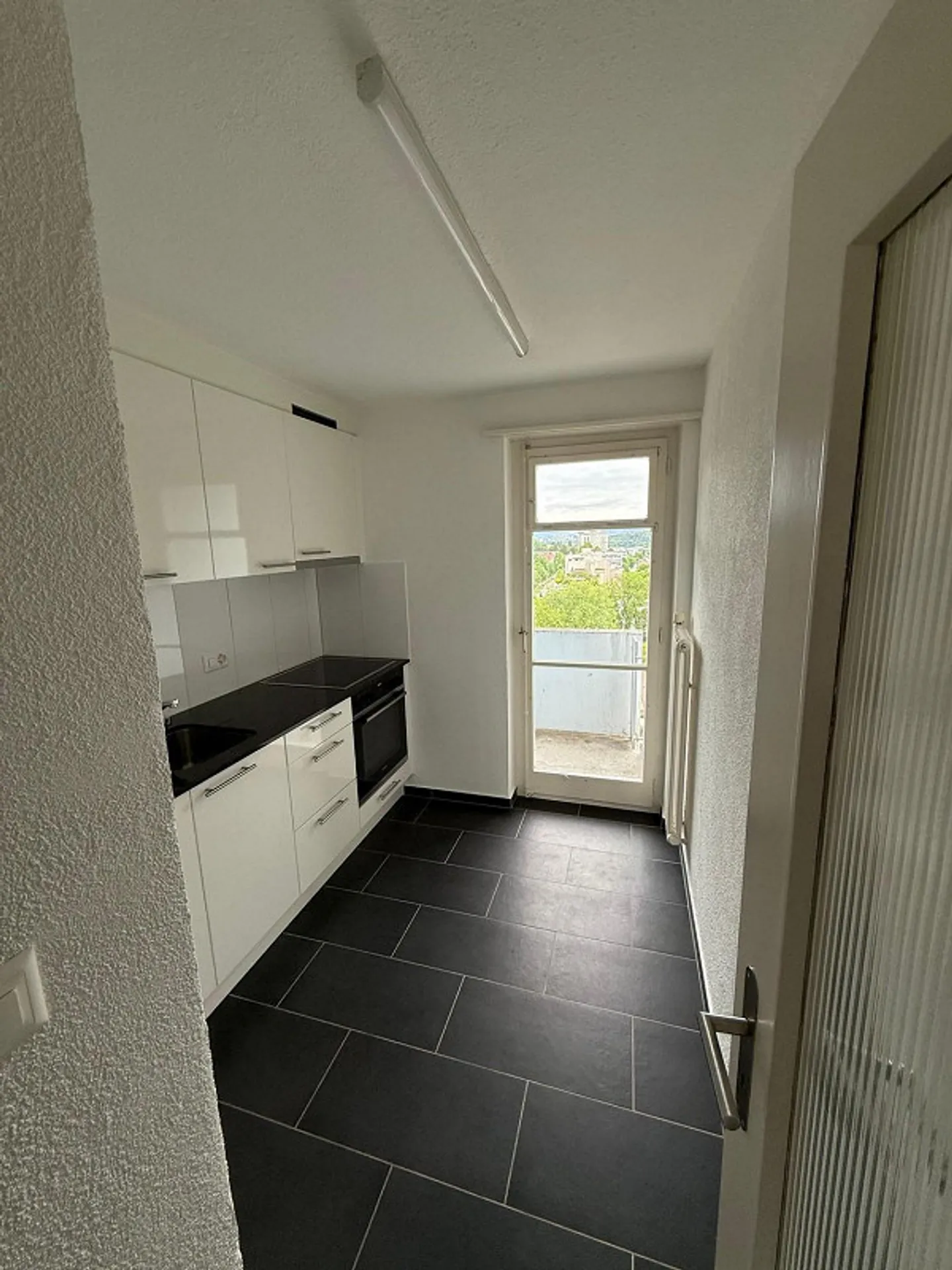 Appartement rénové de 5 pièces à louer à Spreitenbach ! - Photo 2 sur 13