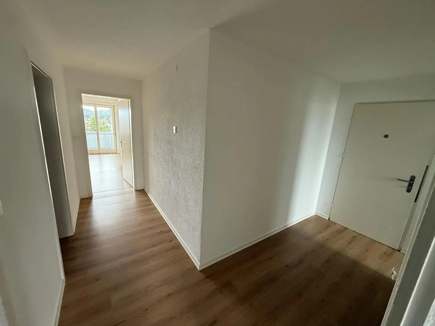 Appartement rénové de 5 pièces à louer à Spreitenbach ! - Photo 5 sur 13