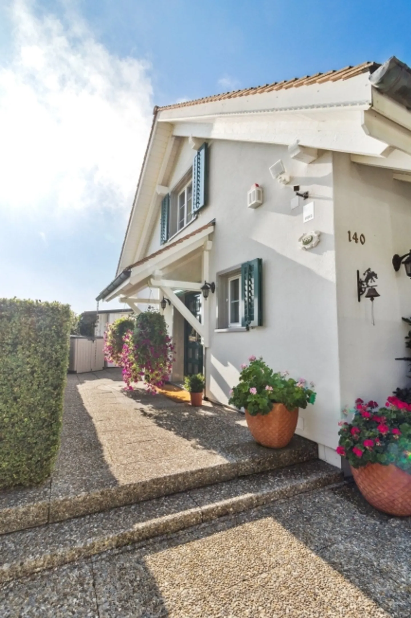 Exclusive villa near Zurich with 11.5 rooms, large garden and panoramic view - Photo 2 of 9