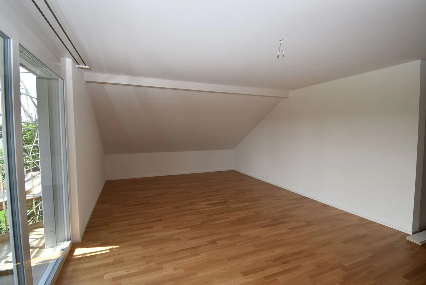 Appartement sous les combles de 2,5 pièces dans un emplacement central - Photo 1 sur 7