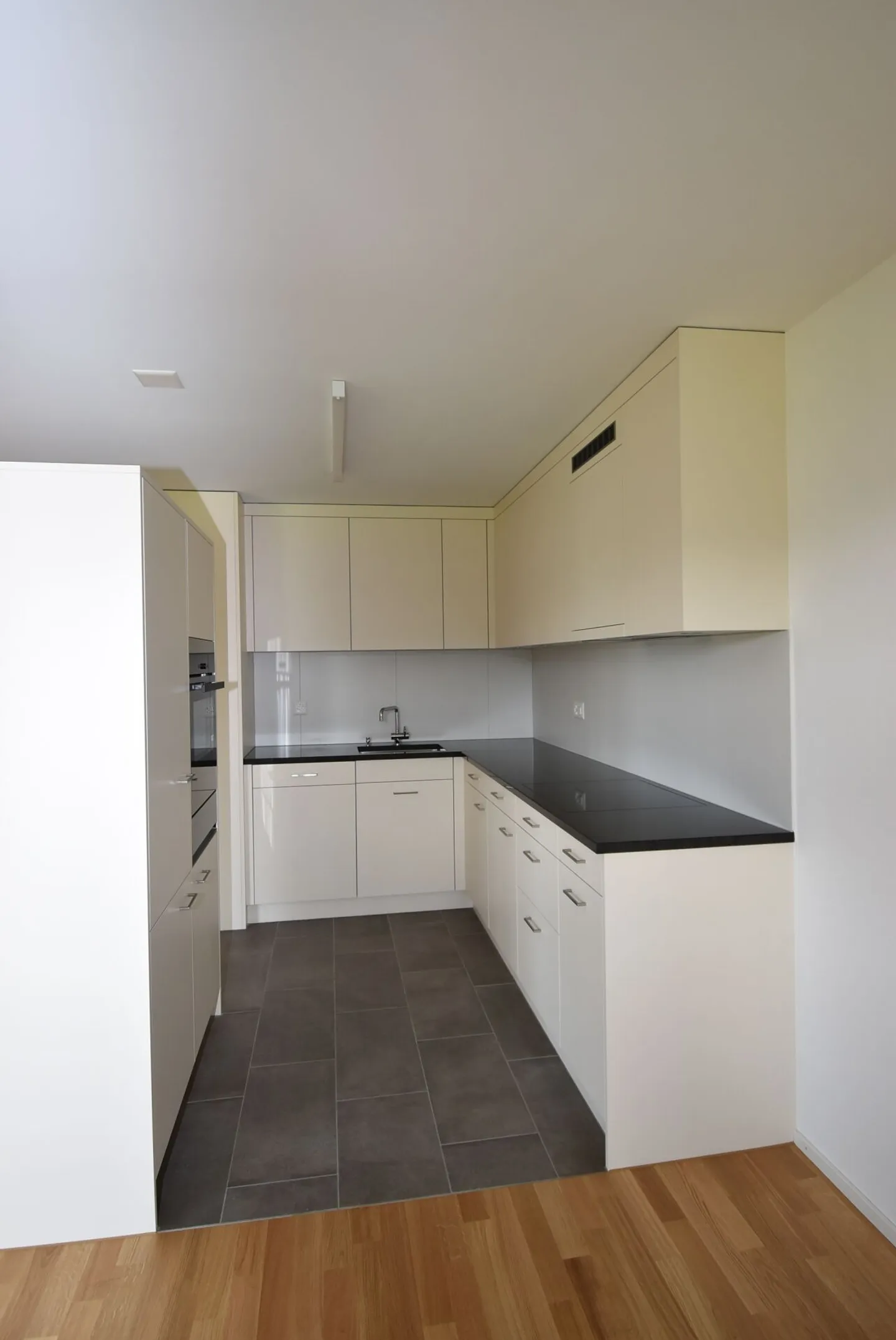 Appartement sous les combles de 2,5 pièces dans un emplacement central - Photo 3 sur 7