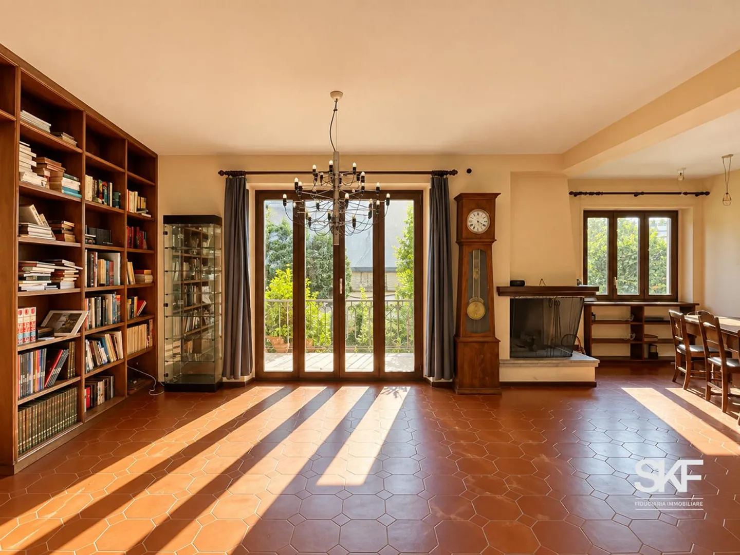 BELLINZONA - SPACIOUS SINGLE-FAMILY HOUSE IN A CENTRAL LOCATION - Photo 2 of 12