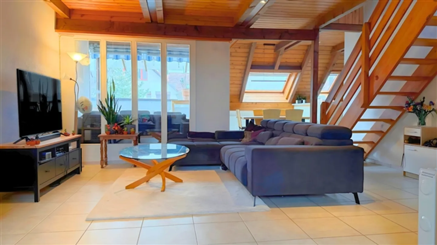 Maisonette di 3,5 stanze con camino e balcone a Lupfig - Foto 3 di 9