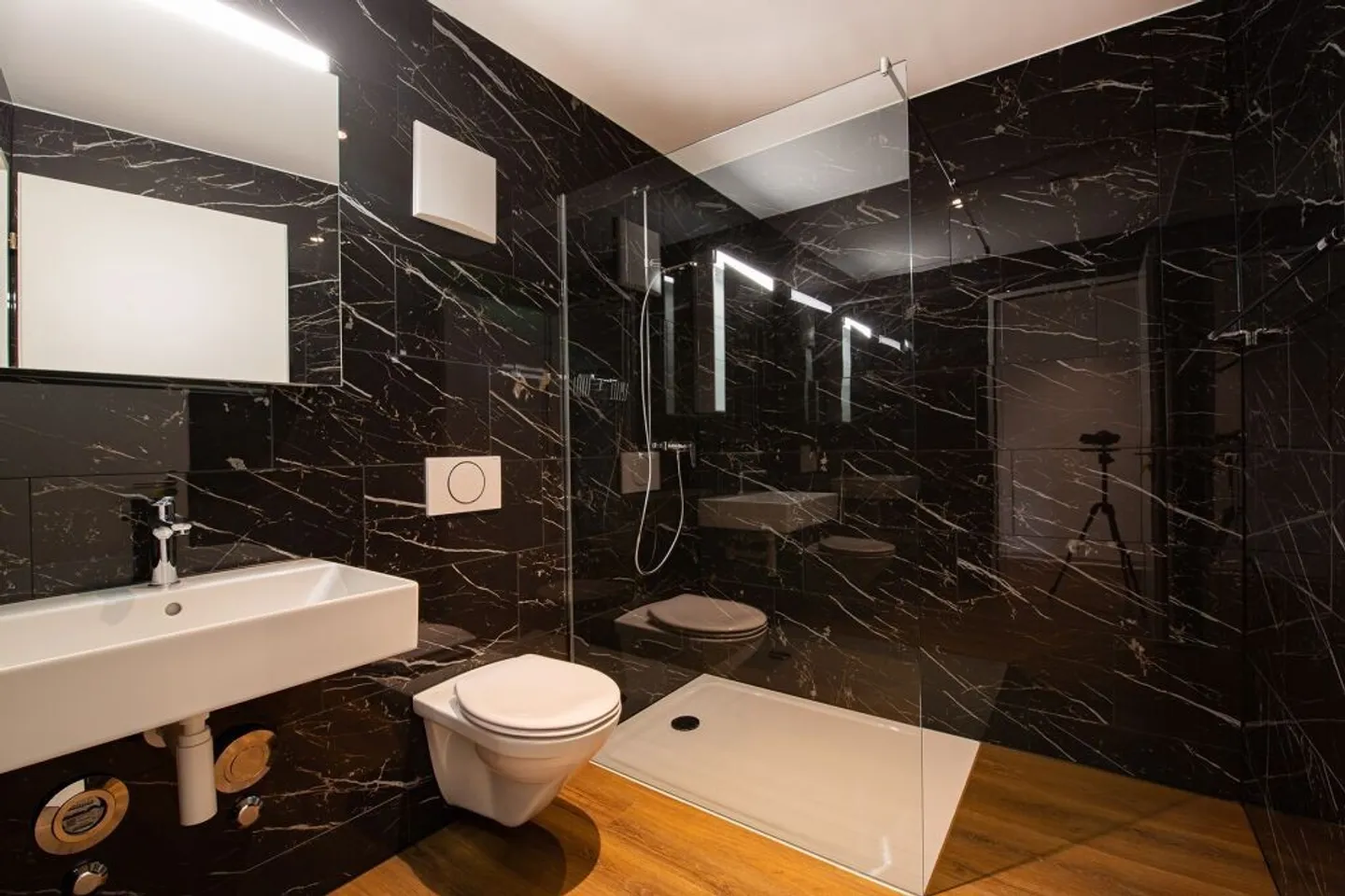 Modern Penthouse Apartment in the Heart of Nänikon - Photo 5 of 11