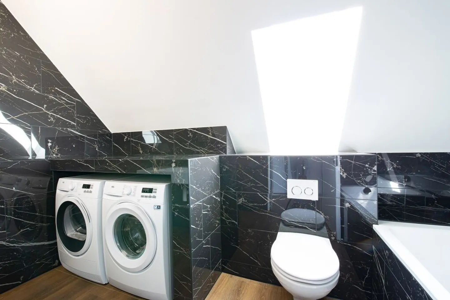 Modern Penthouse Apartment in the Heart of Nänikon - Photo 6 of 11