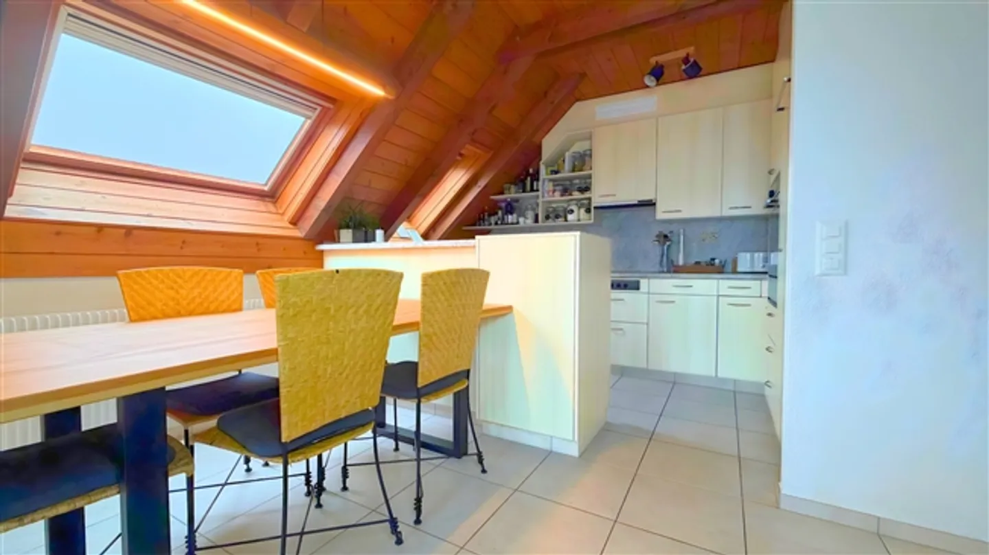 Maisonette di 3,5 stanze con camino e balcone a Lupfig - Foto 4 di 9