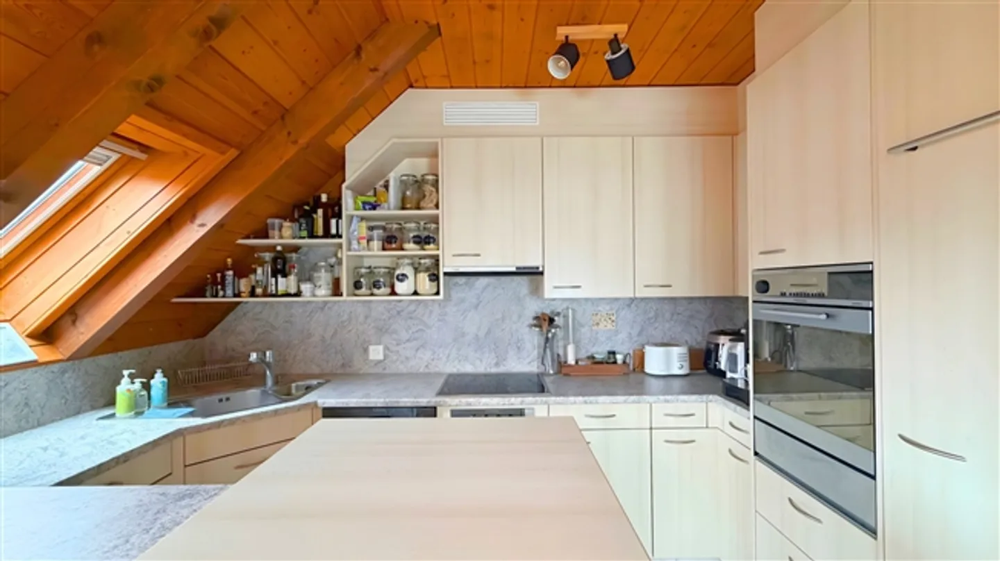 Maisonette di 3,5 stanze con camino e balcone a Lupfig - Foto 6 di 9