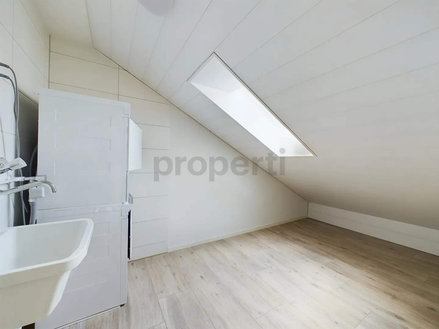 Appartement en attique spacieux de 3,5 pièces avec vue imprenable sur le lac et les montagnes à Hausen am Albis - Photo 9 sur 10