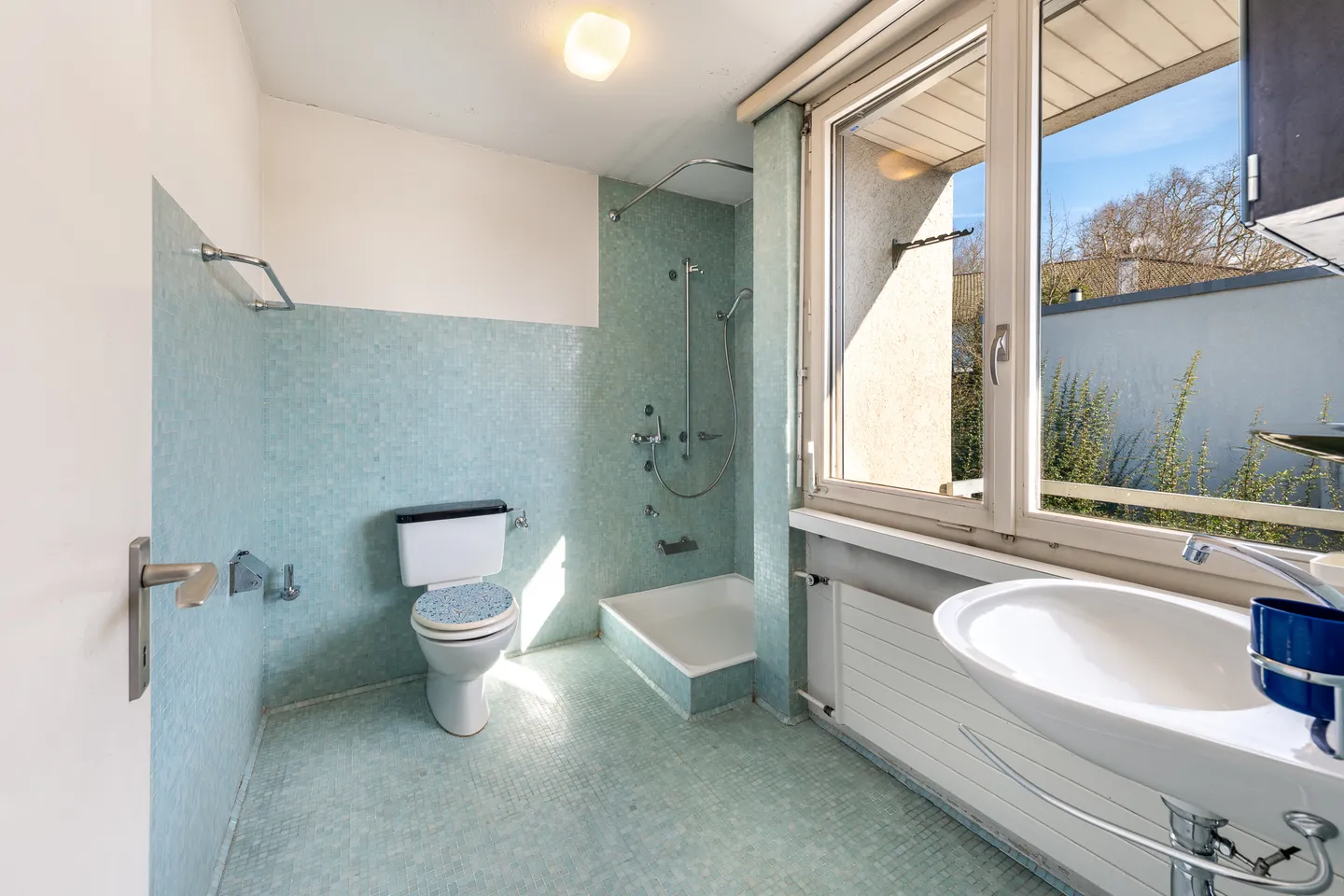 Charmante maison mitoyenne de 5,5 pièces avec une excellente répartition des espaces - Photo 7 sur 10