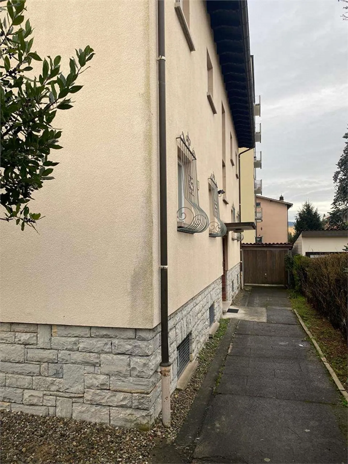 Appartement en attique de 3,5 pièces à Balerna à rénover - Photo 2 sur 13