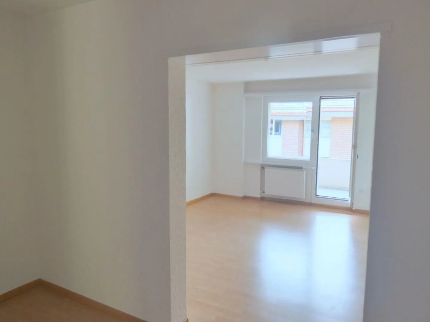 Appartamento affascinante di 2,5 stanze con balcone e vista - Foto 2 di 10