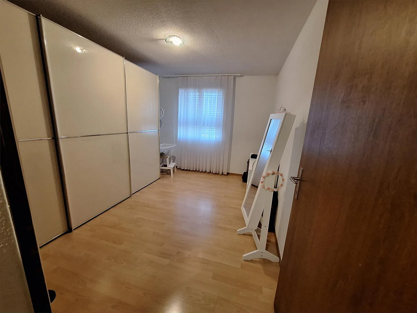 Bright and spacious 4.5-room apartment with balcony in greenery - Photo 8 of 8