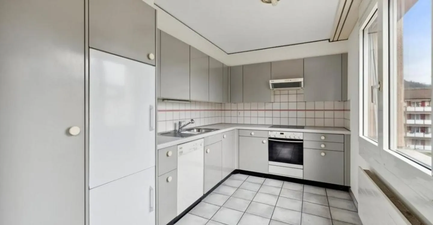 Spacious Apartment in Quiet Area - Photo 3 of 8