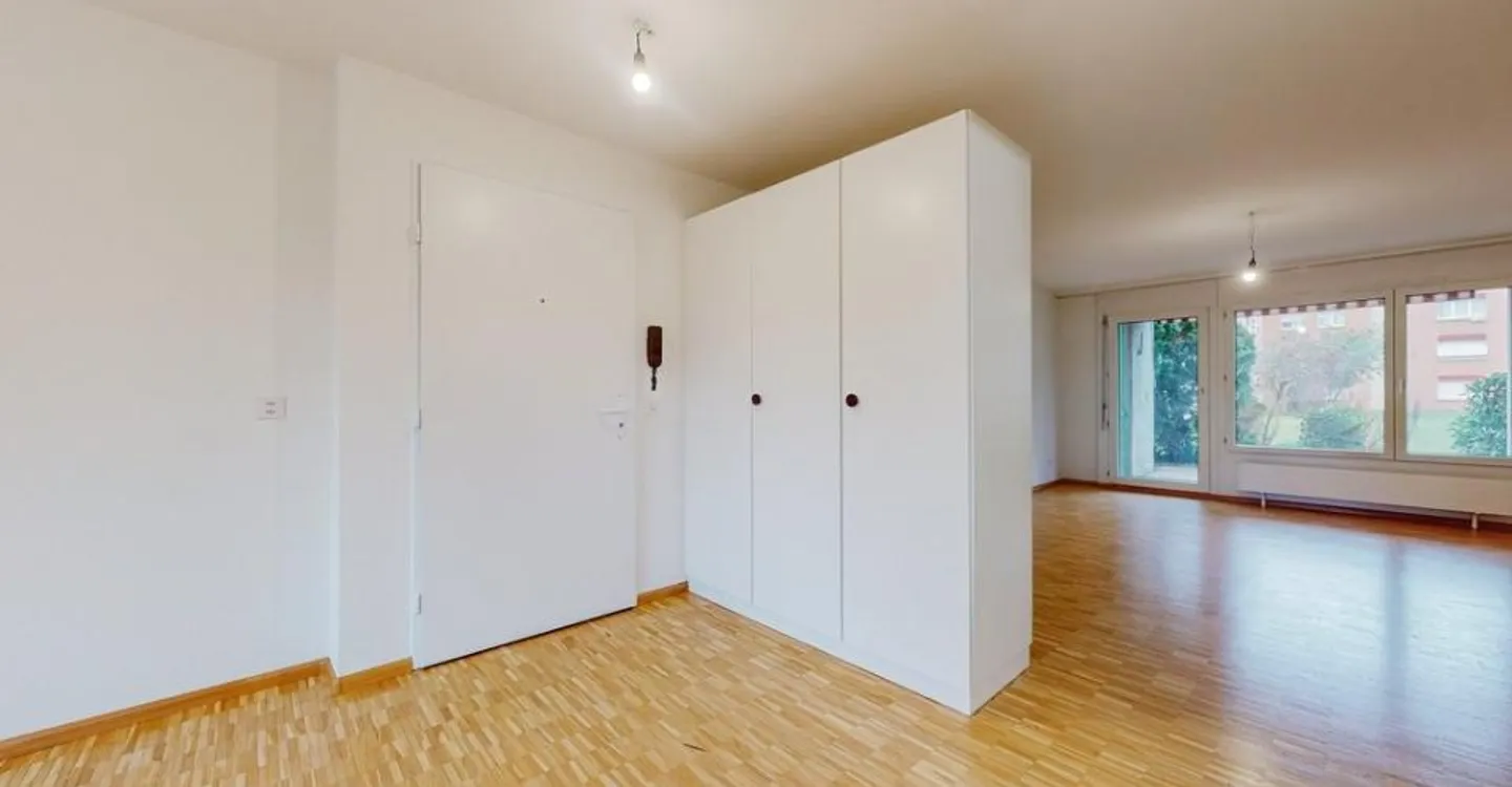 Spacious Apartment in Quiet Area - Photo 4 of 8
