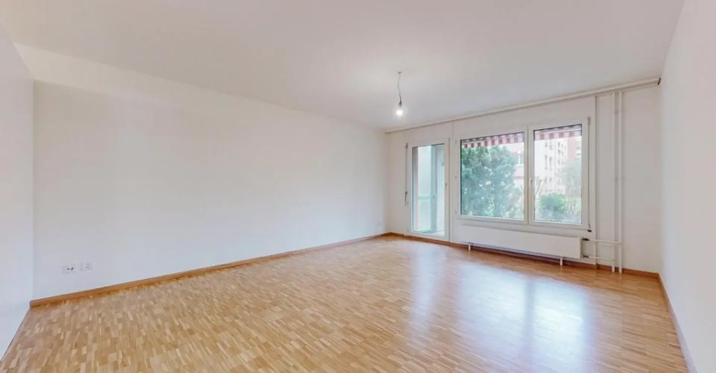 Spacious Apartment in Quiet Area - Photo 5 of 8