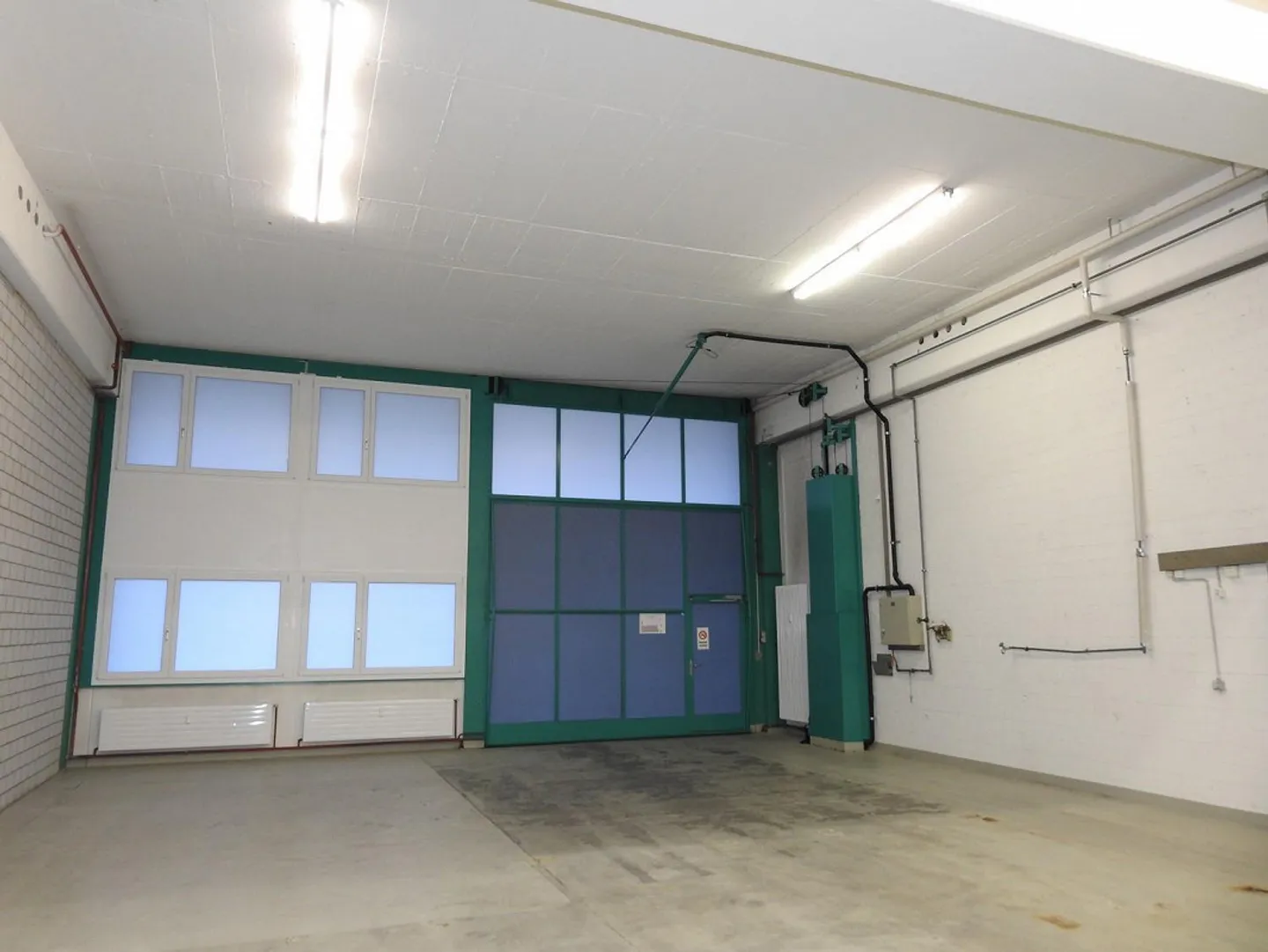 Salle commerciale multifonctionnelle avec plus de 5 mètres de hauteur sous plafond - Photo 3 sur 6