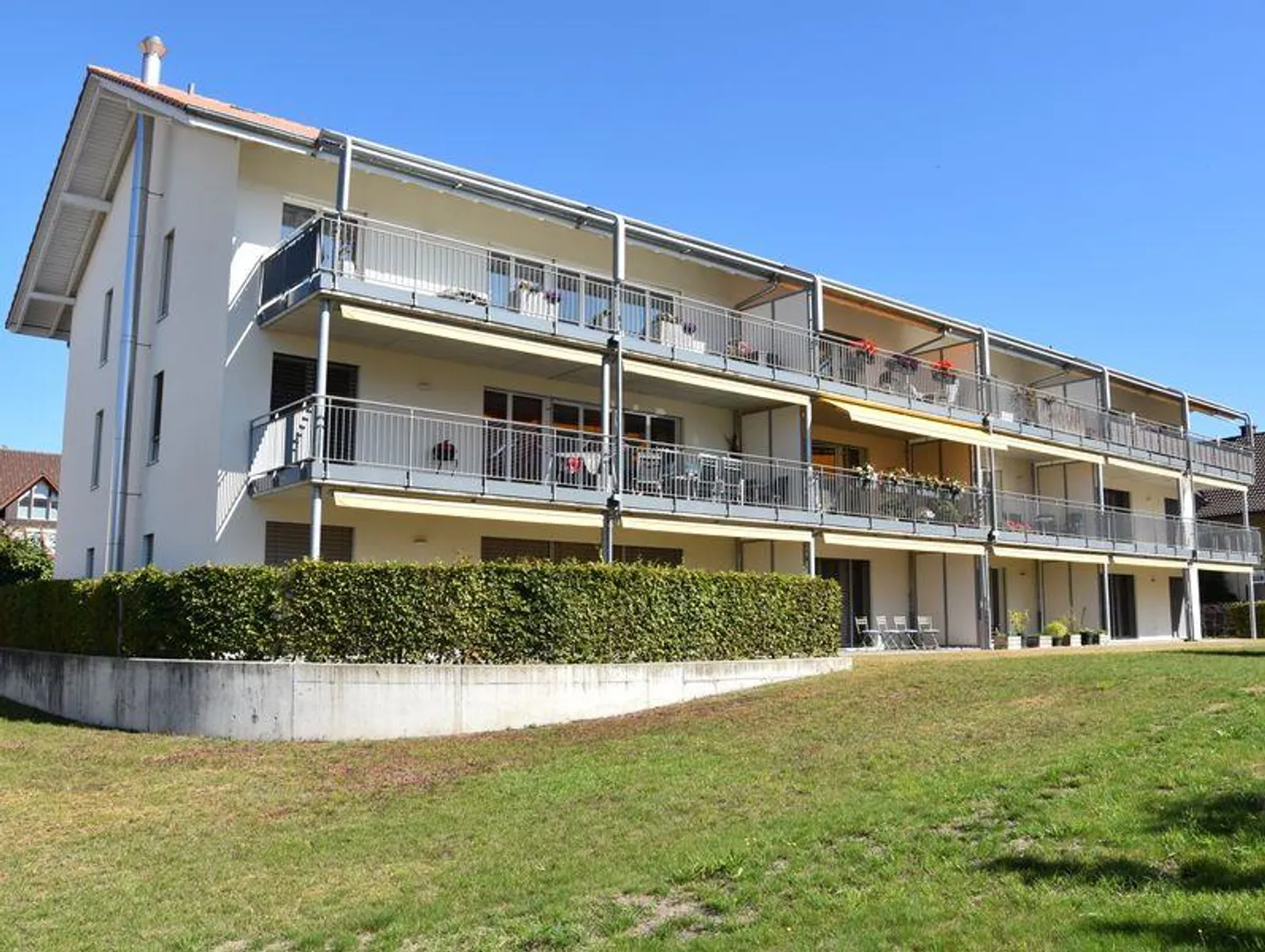 Modern 2.5-room apartment in Ins - Photo 1 of 5