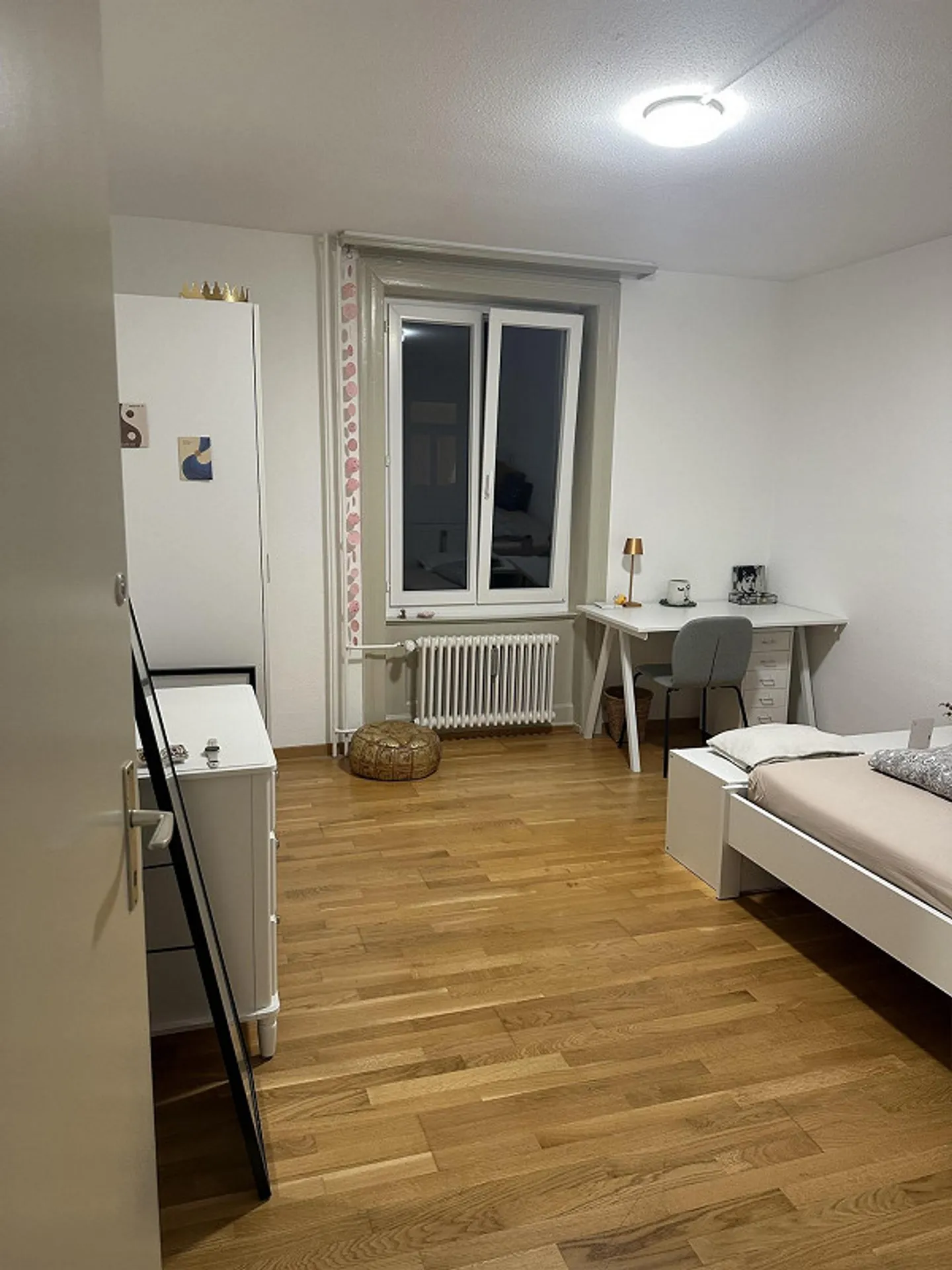 Camera condivisa arredata in un accogliente appartamento di 4,5 stanze - disponibile immediatamente - Foto 1 di 20