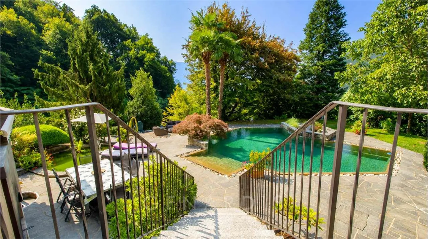 Villa with pool between Lake Lugano and Lake Maggiore - Photo 5 of 12