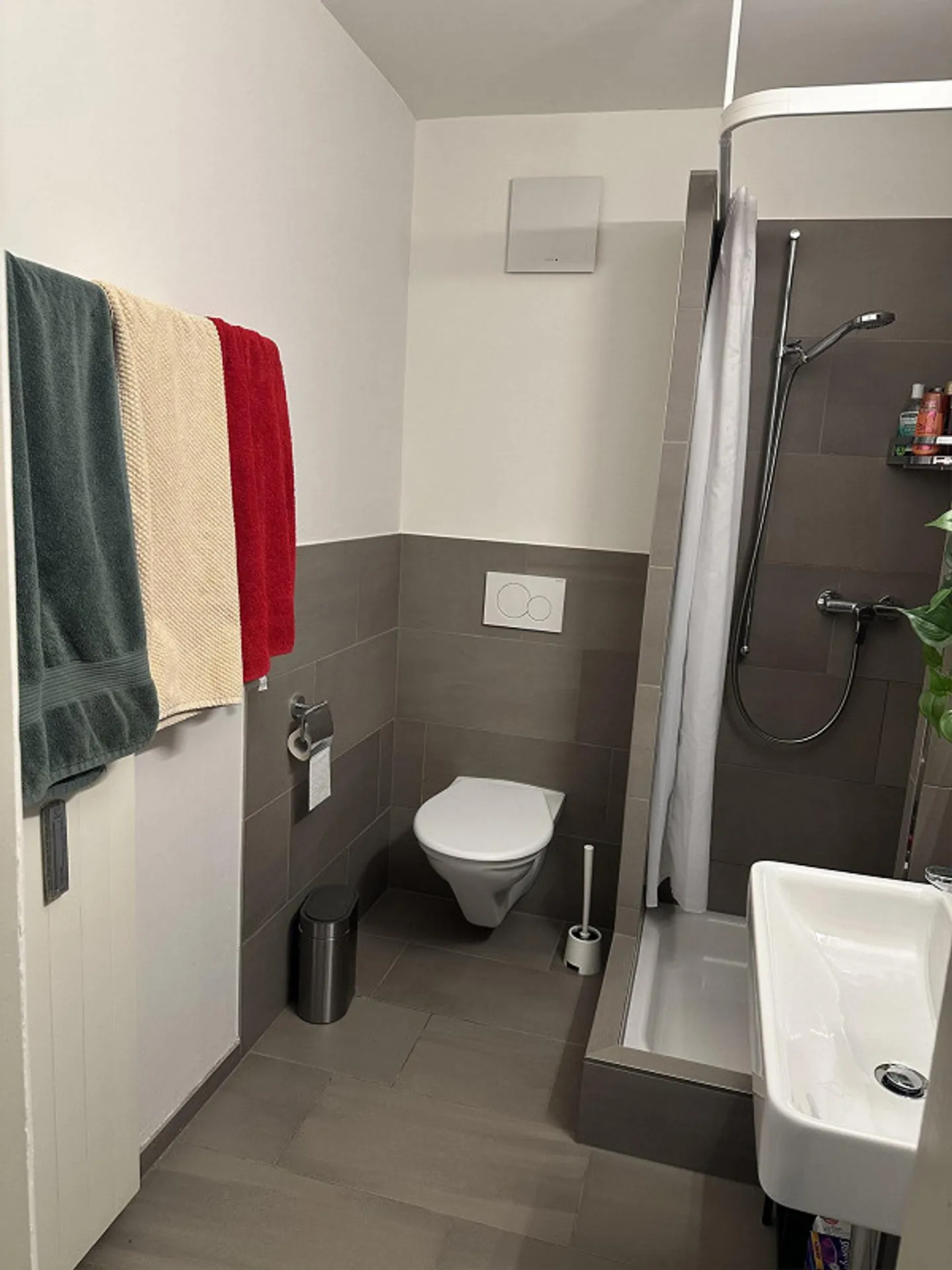 Camera condivisa arredata in un accogliente appartamento di 4,5 stanze - disponibile immediatamente - Foto 18 di 20