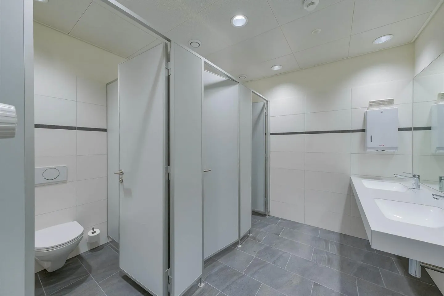 Air-conditioned office spaces in prime location - Photo 12 of 13