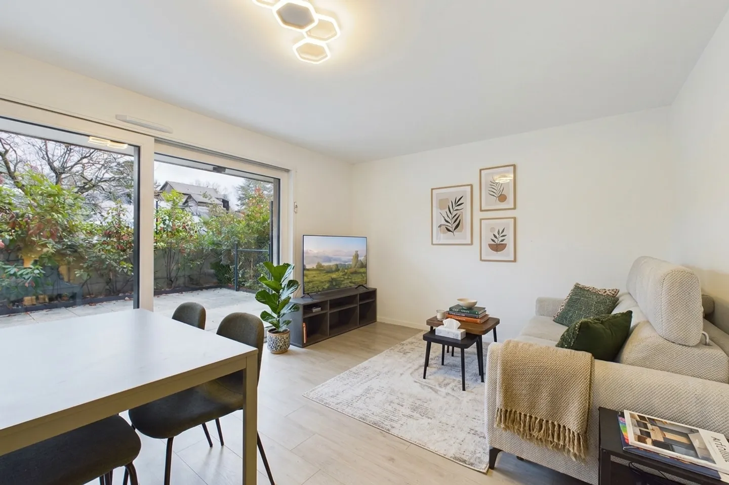 Studio moderne avec terrasse - Photo 2 sur 4