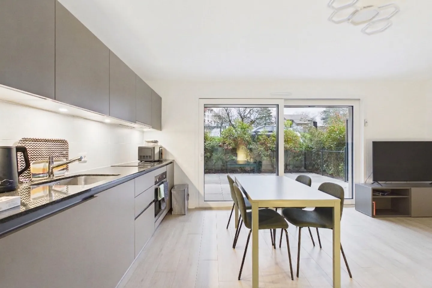 Studio moderne avec terrasse - Photo 3 sur 4