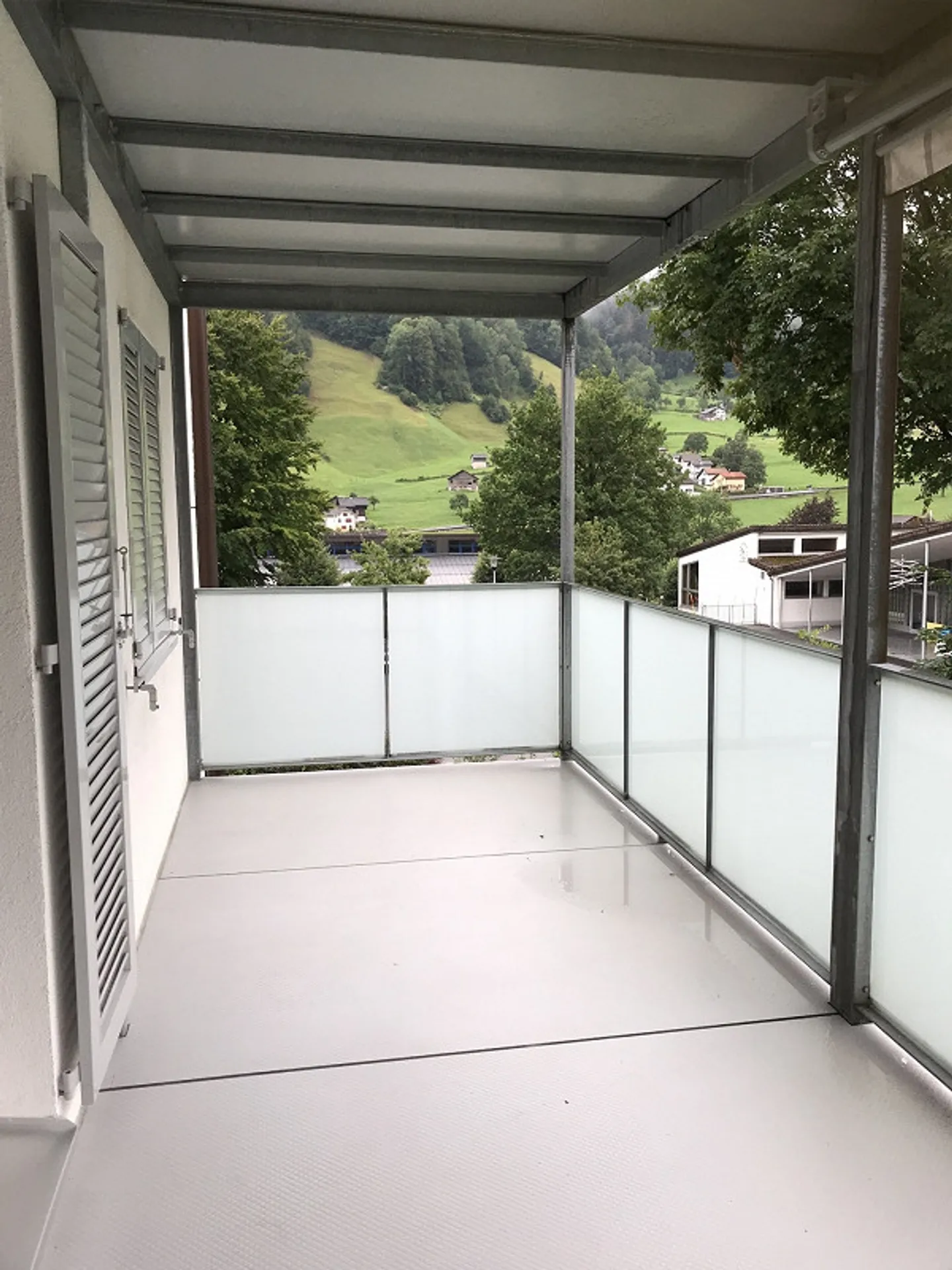 Appartement de 4 pièces dans un emplacement calme et ensoleillé à Schwanden - Photo 1 sur 7