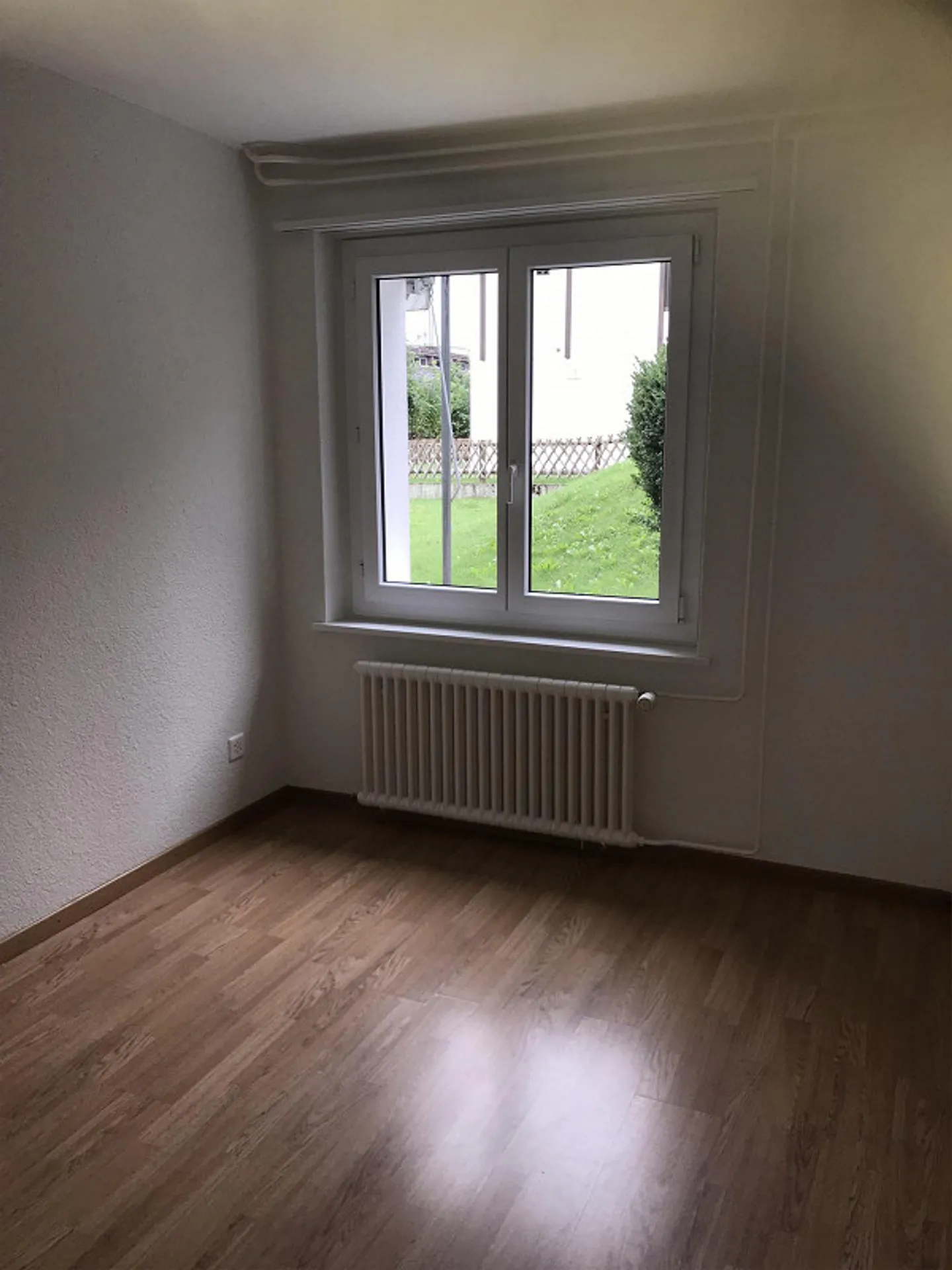 Appartement de 4 pièces dans un emplacement calme et ensoleillé à Schwanden - Photo 6 sur 7