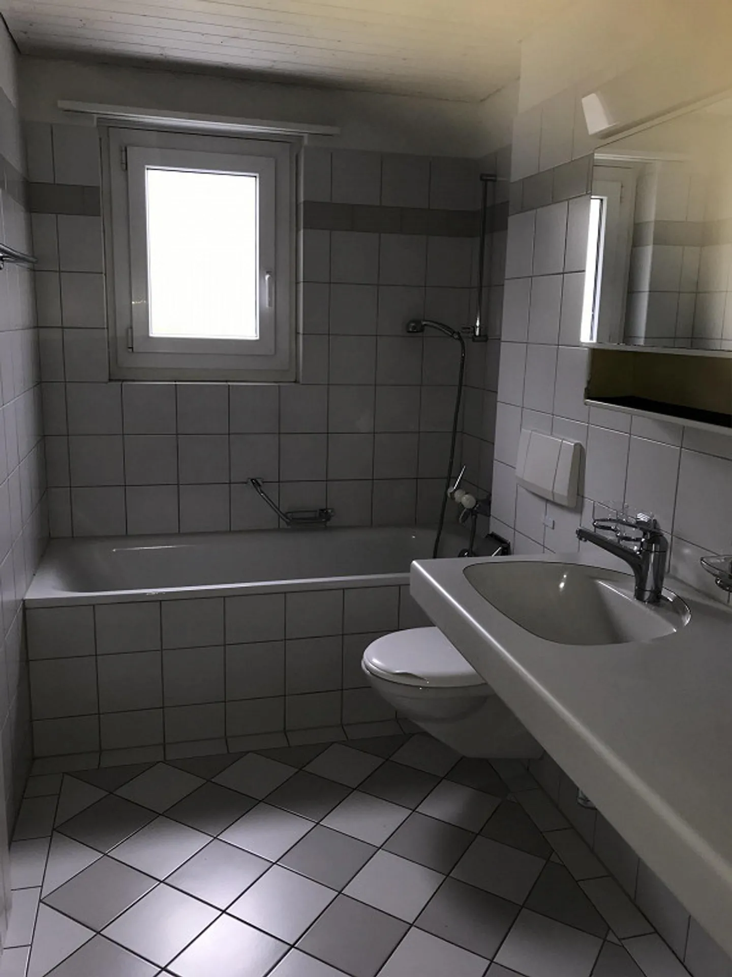 Appartement de 4 pièces dans un emplacement calme et ensoleillé à Schwanden - Photo 7 sur 7