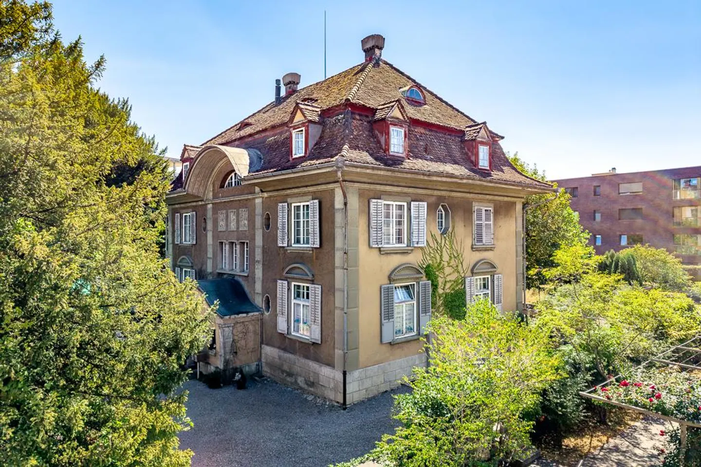 Lenzburg: City Villa with Surroundings - Photo 1 of 9