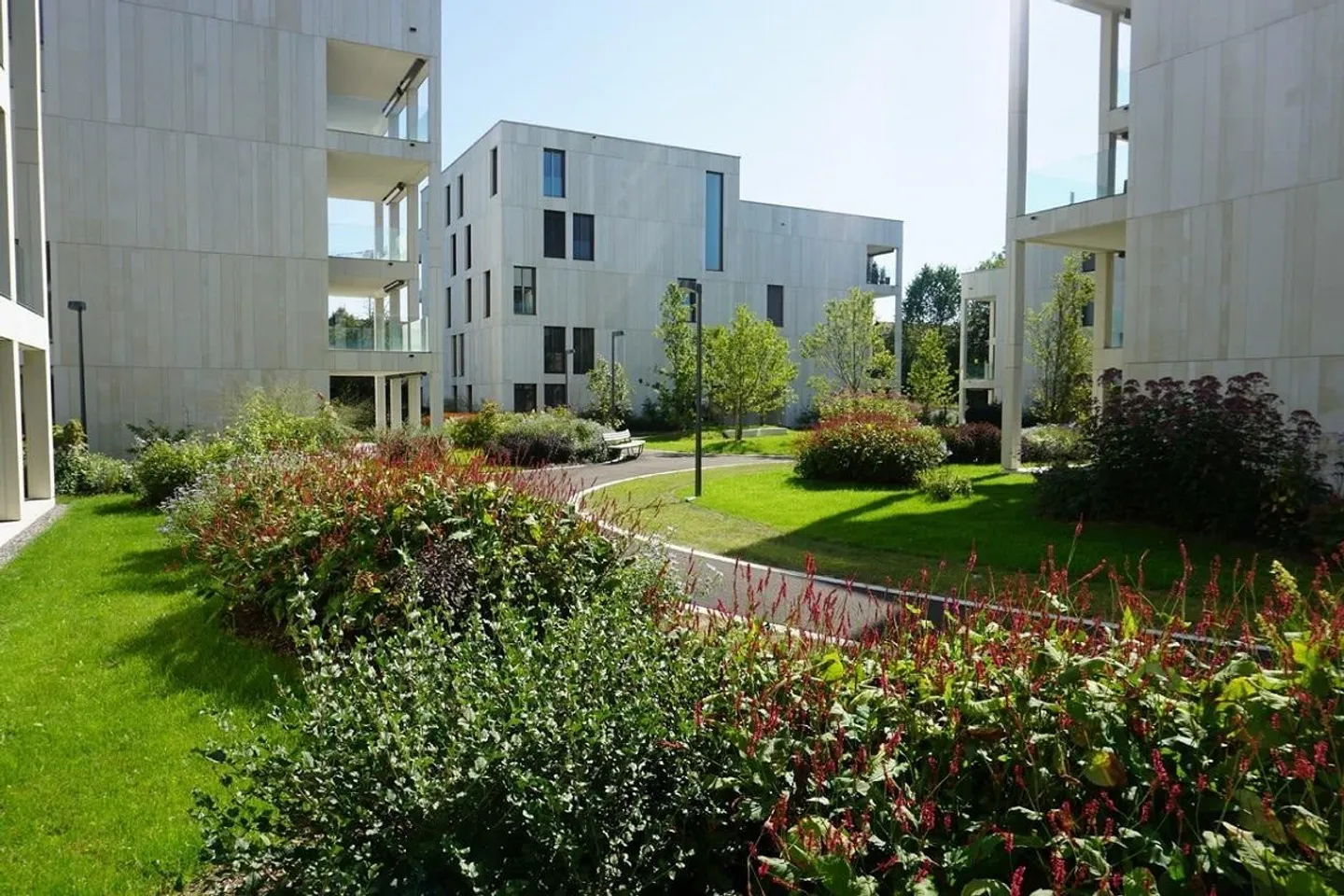 Emplacement très calme dans un nouveau bâtiment avec tour de lavage privé et grand balcon ! - Photo 1 sur 13