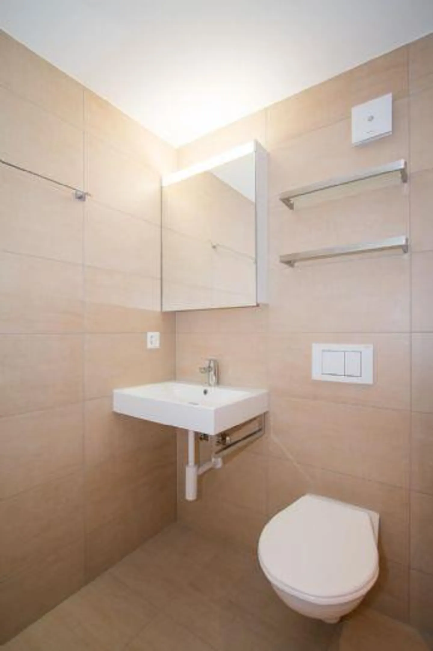 Wellness Oasis: Bright 2.5 Room Apartment with a View - Photo 3 of 4