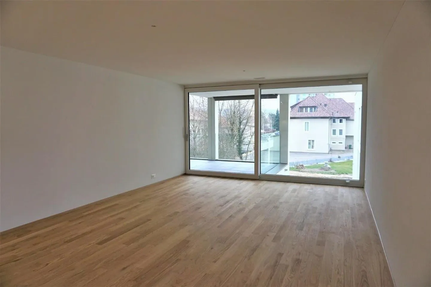 Emplacement très calme dans un nouveau bâtiment avec tour de lavage privé et grand balcon ! - Photo 5 sur 13