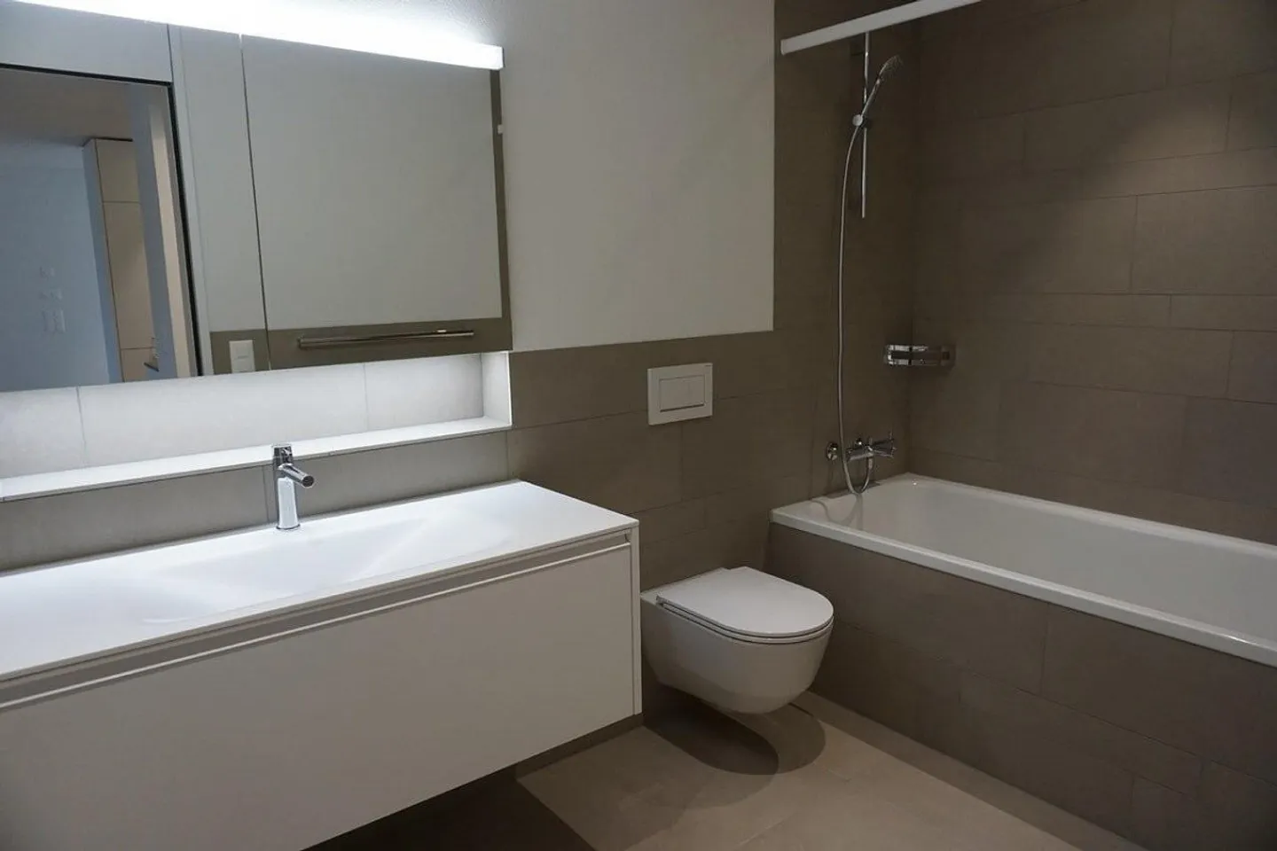 Emplacement très calme dans un nouveau bâtiment avec tour de lavage privé et grand balcon ! - Photo 7 sur 13