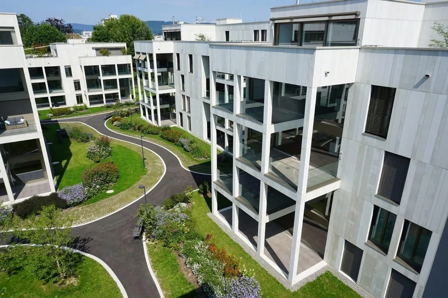 Emplacement très calme dans un nouveau bâtiment avec tour de lavage privé et grand balcon ! - Photo 8 sur 13