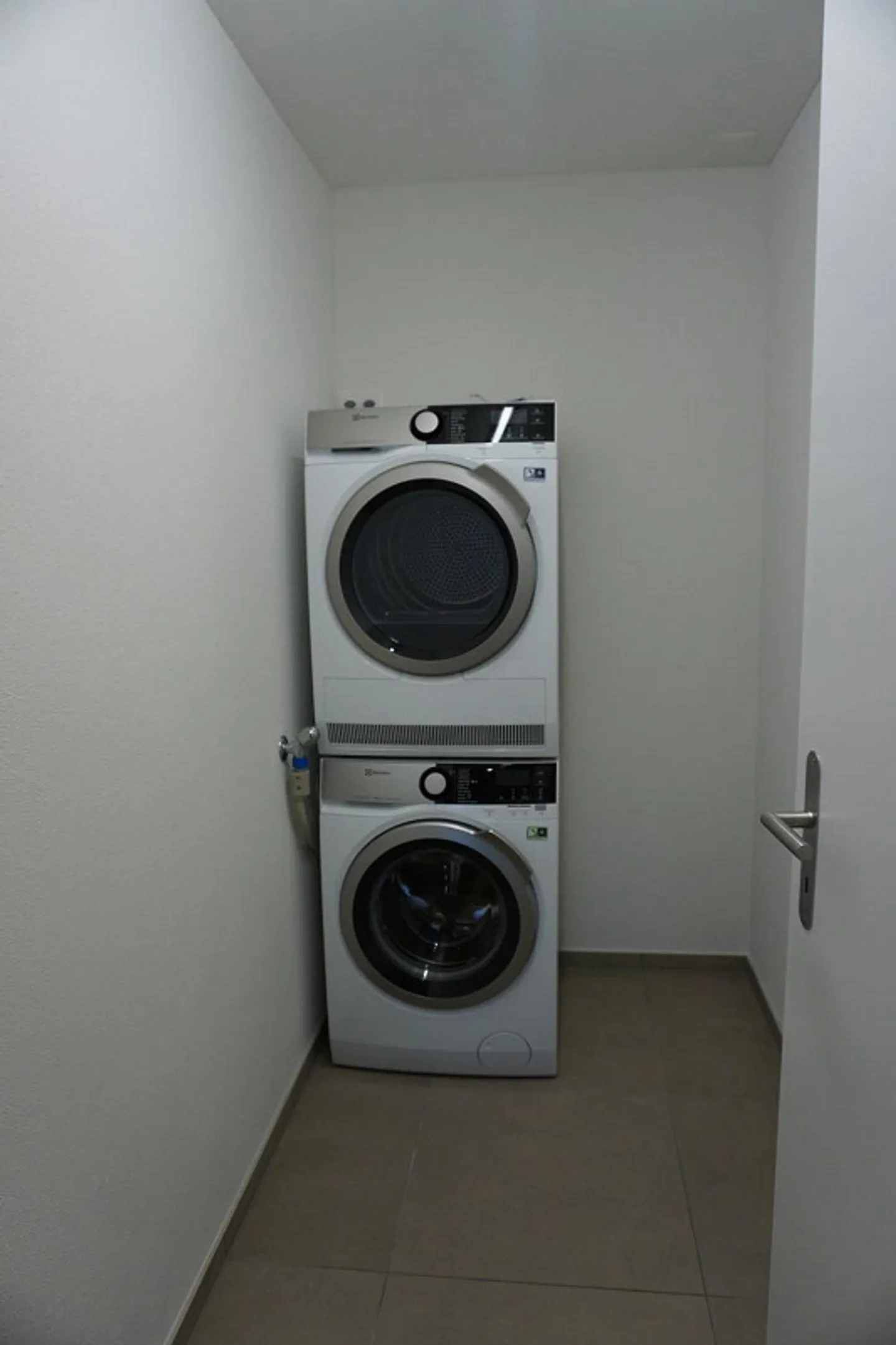 Emplacement très calme dans un nouveau bâtiment avec tour de lavage privé et grand balcon ! - Photo 9 sur 13