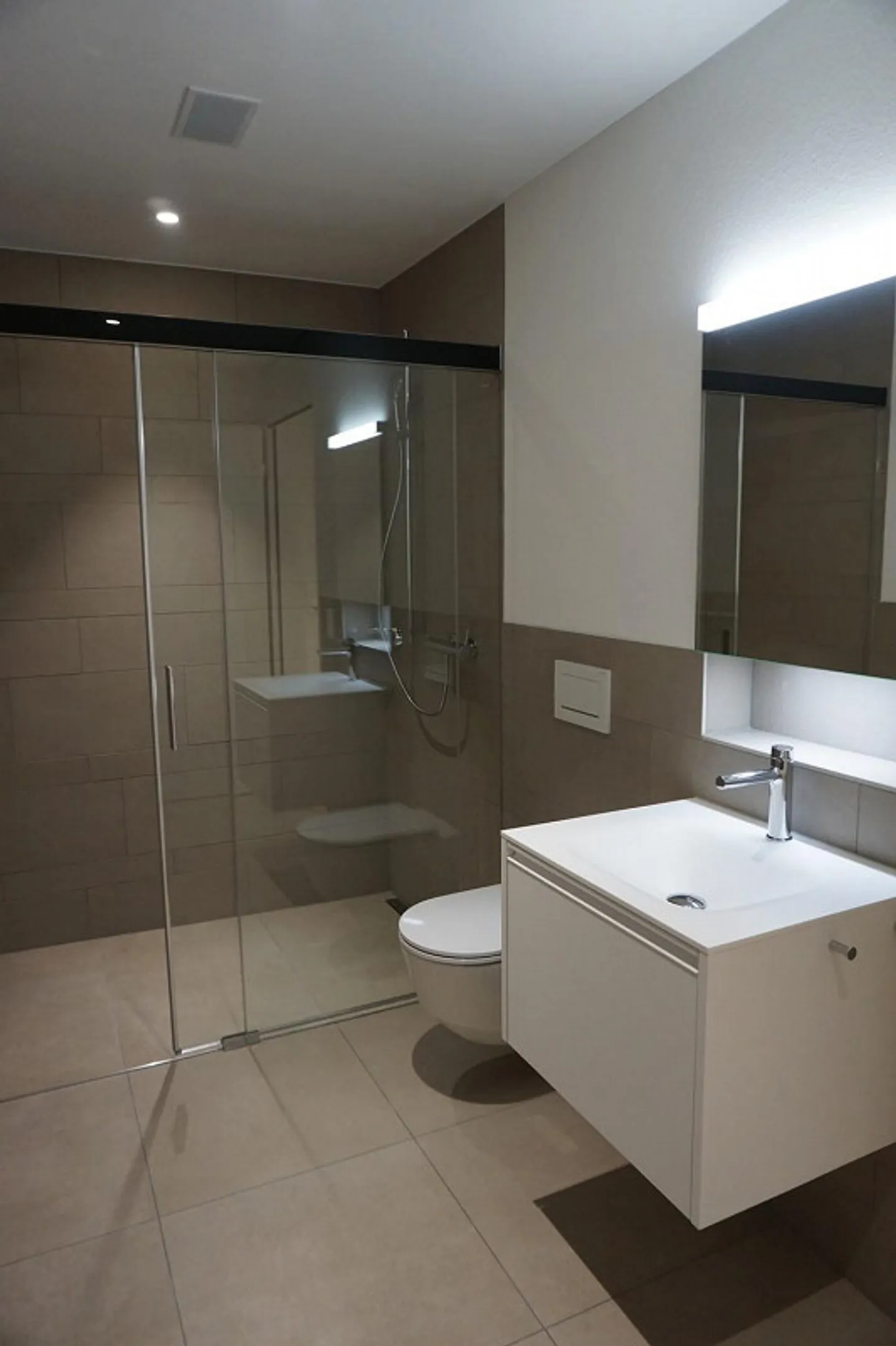 Emplacement très calme dans un nouveau bâtiment avec tour de lavage privé et grand balcon ! - Photo 10 sur 13