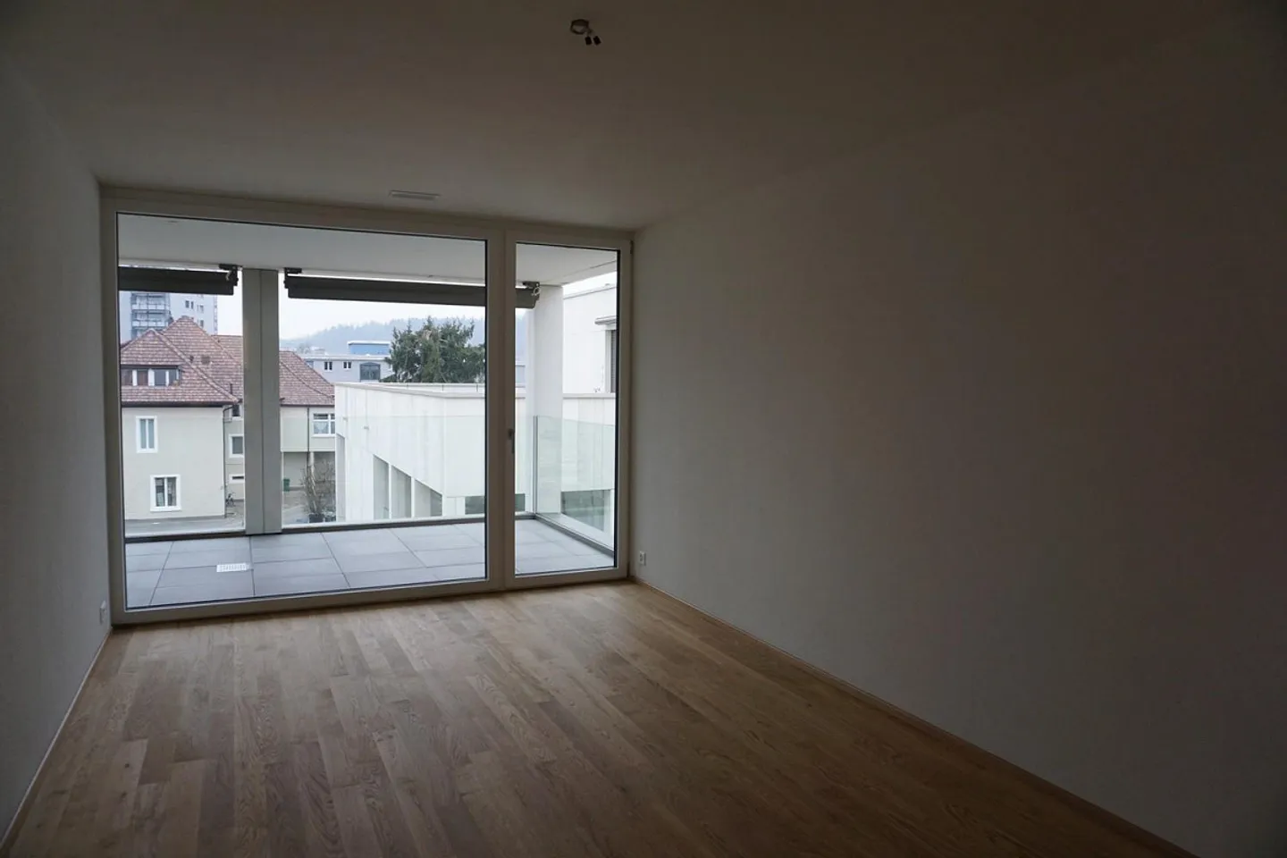 Emplacement très calme dans un nouveau bâtiment avec tour de lavage privé et grand balcon ! - Photo 11 sur 13