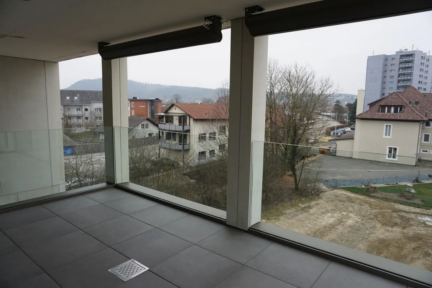 Emplacement très calme dans un nouveau bâtiment avec tour de lavage privé et grand balcon ! - Photo 12 sur 13