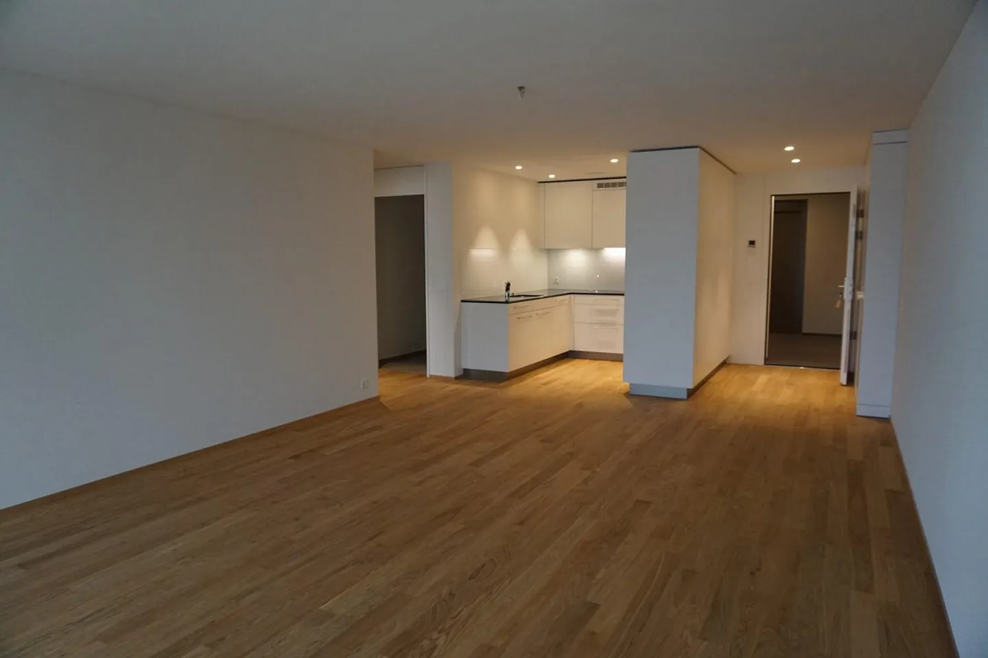 Emplacement très calme dans un nouveau bâtiment avec tour de lavage privé et grand balcon ! - Photo 2 sur 13