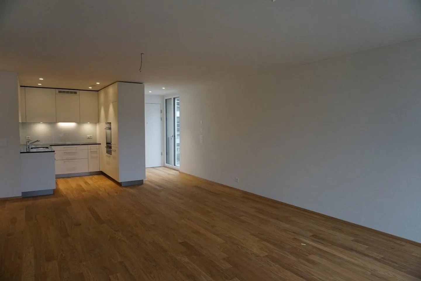 Emplacement très calme dans un nouveau bâtiment avec tour de lavage privé et grand balcon ! - Photo 3 sur 13