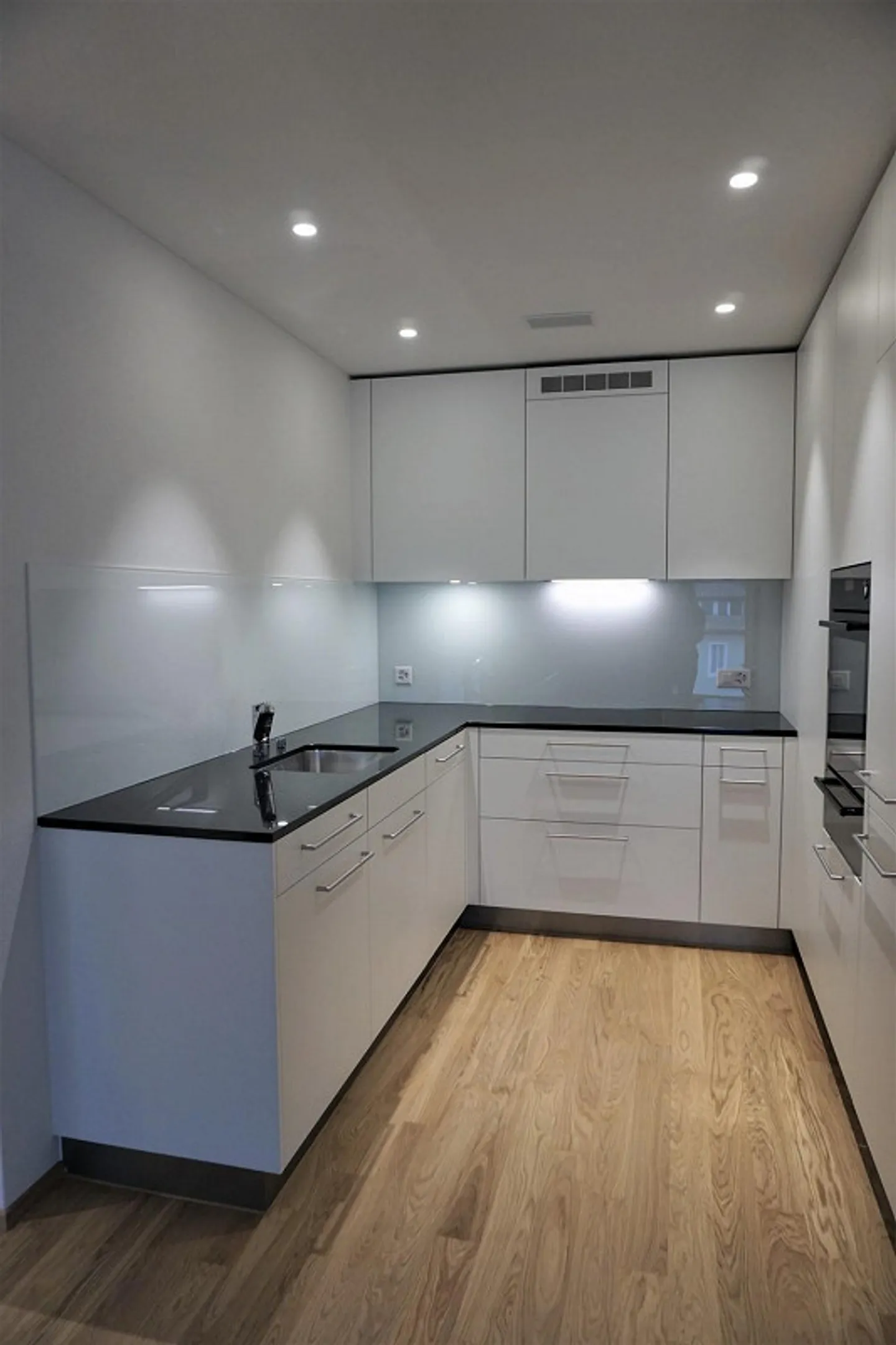 Emplacement très calme dans un nouveau bâtiment avec tour de lavage privé et grand balcon ! - Photo 4 sur 13