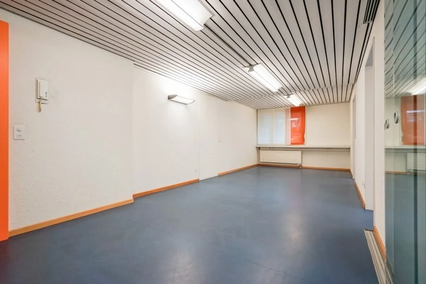 Espace de bureau attrayant à louer au rez-de-chaussée ! - Photo 2 sur 11