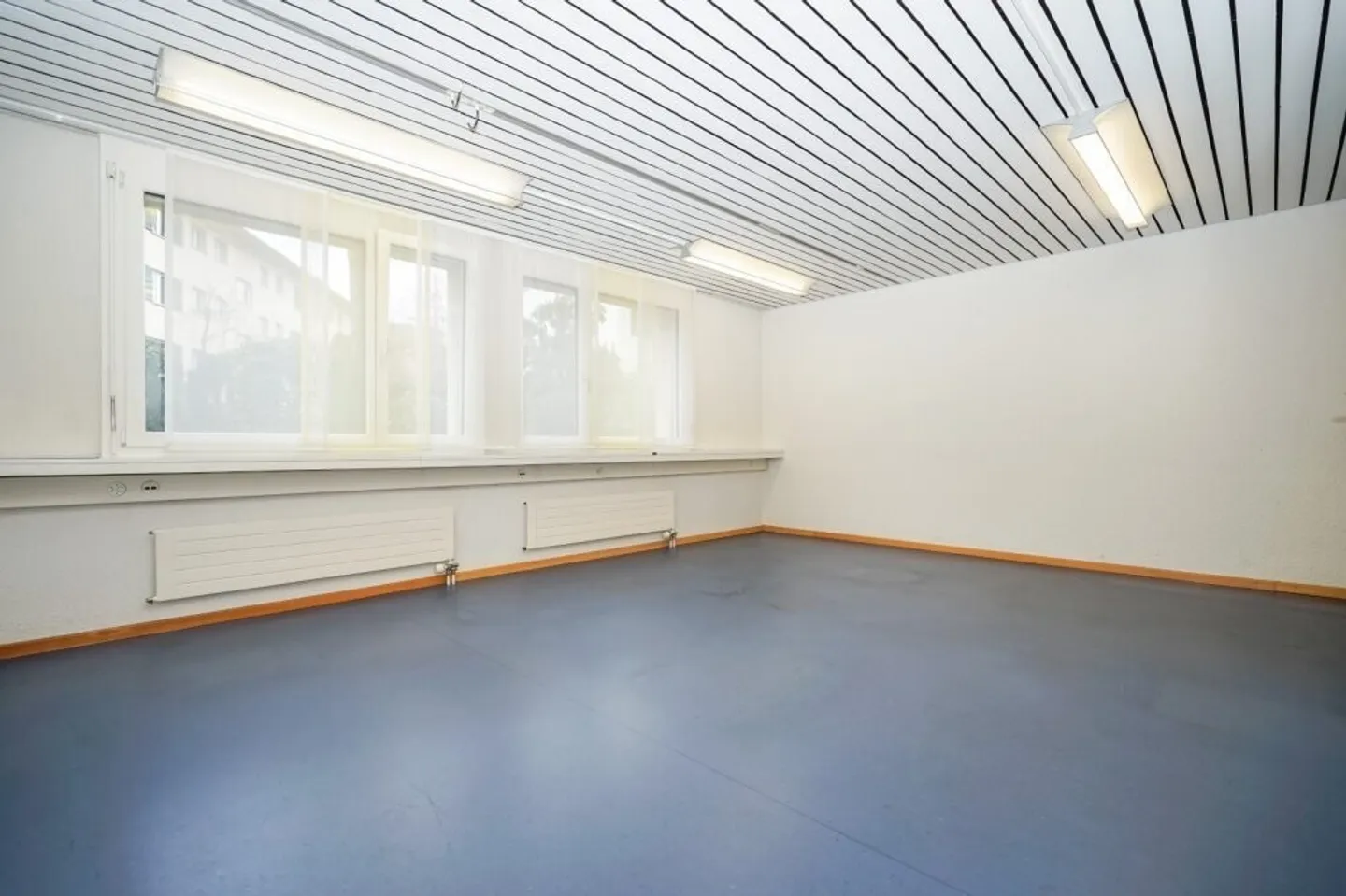 Espace de bureau attrayant à louer au rez-de-chaussée ! - Photo 4 sur 11
