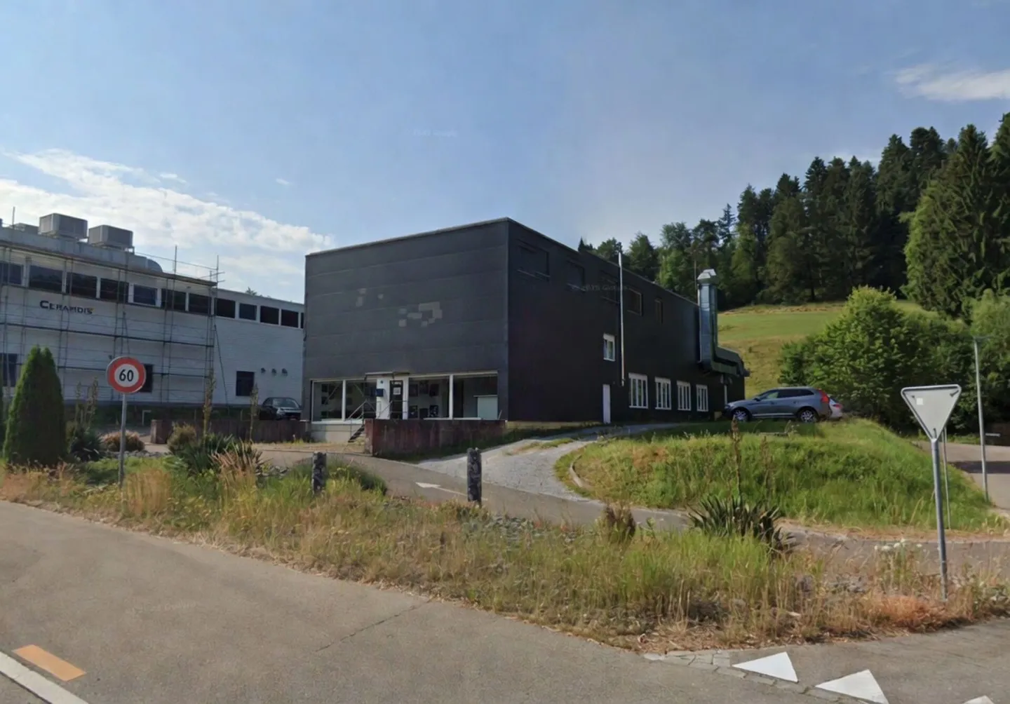 Terrain à bâtir avec potentiel de développement dans la zone commerciale 3 - Photo 2 sur 2