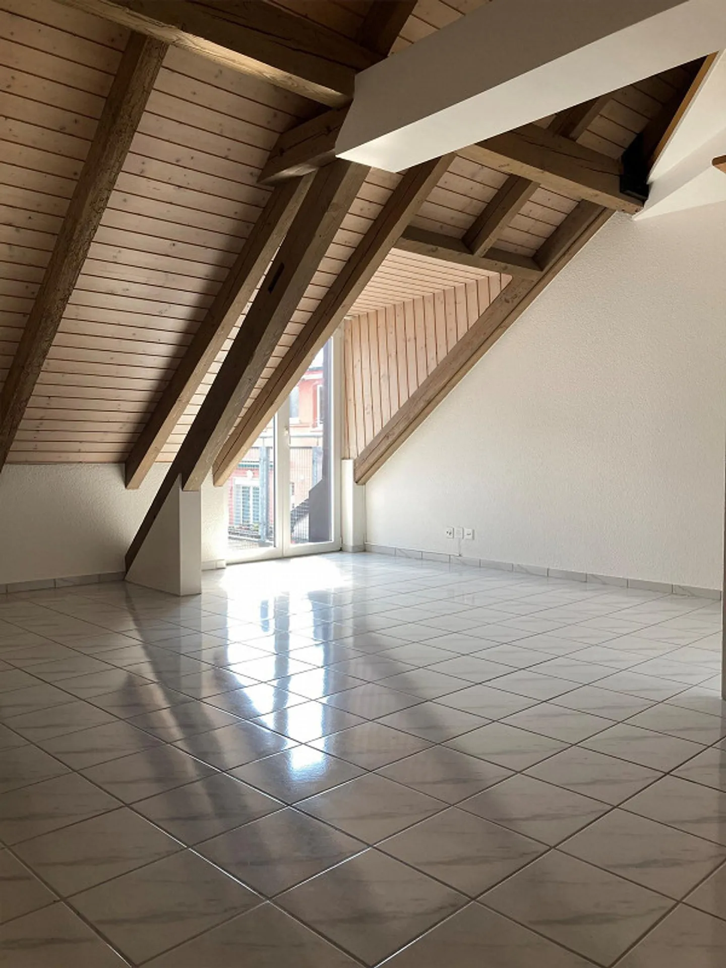 Bellissimo appartamento mansardato di 3,5 locali in posizione centrale - Foto 2 di 10