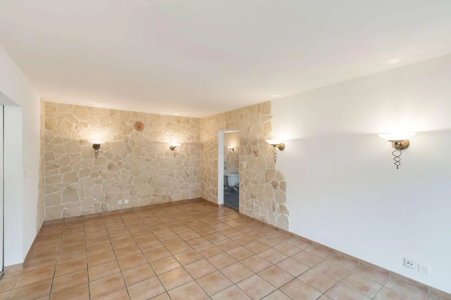 3 Room Apartment - Photo 3 of 3