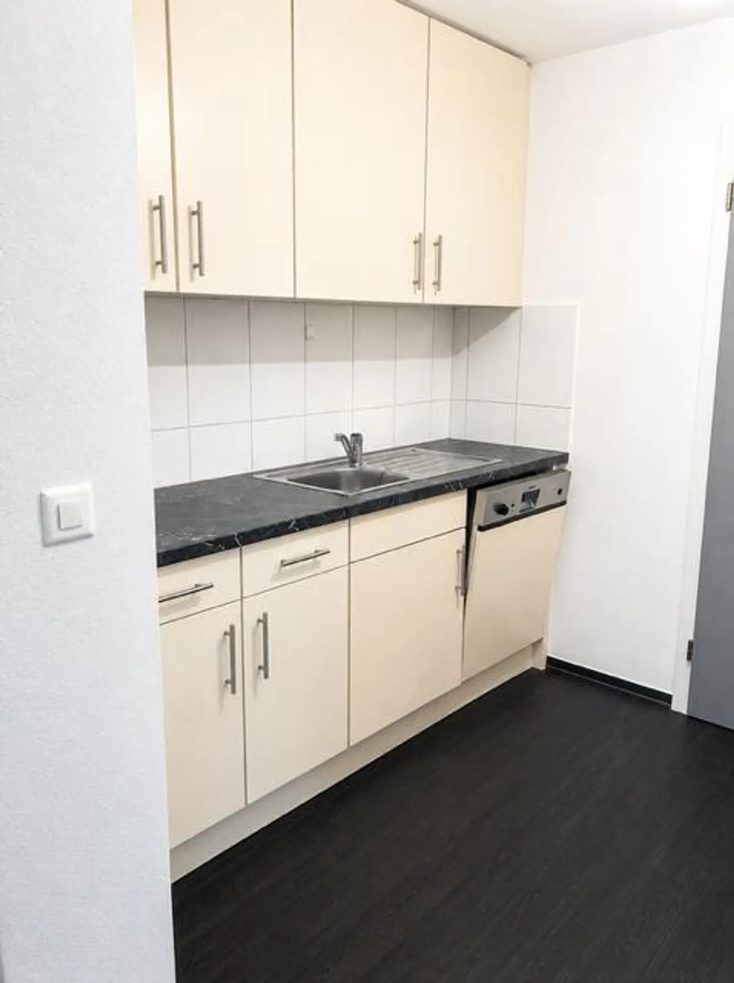 Modern and spacious 3-room apartment in the heart of Thusis - Photo 2 of 4